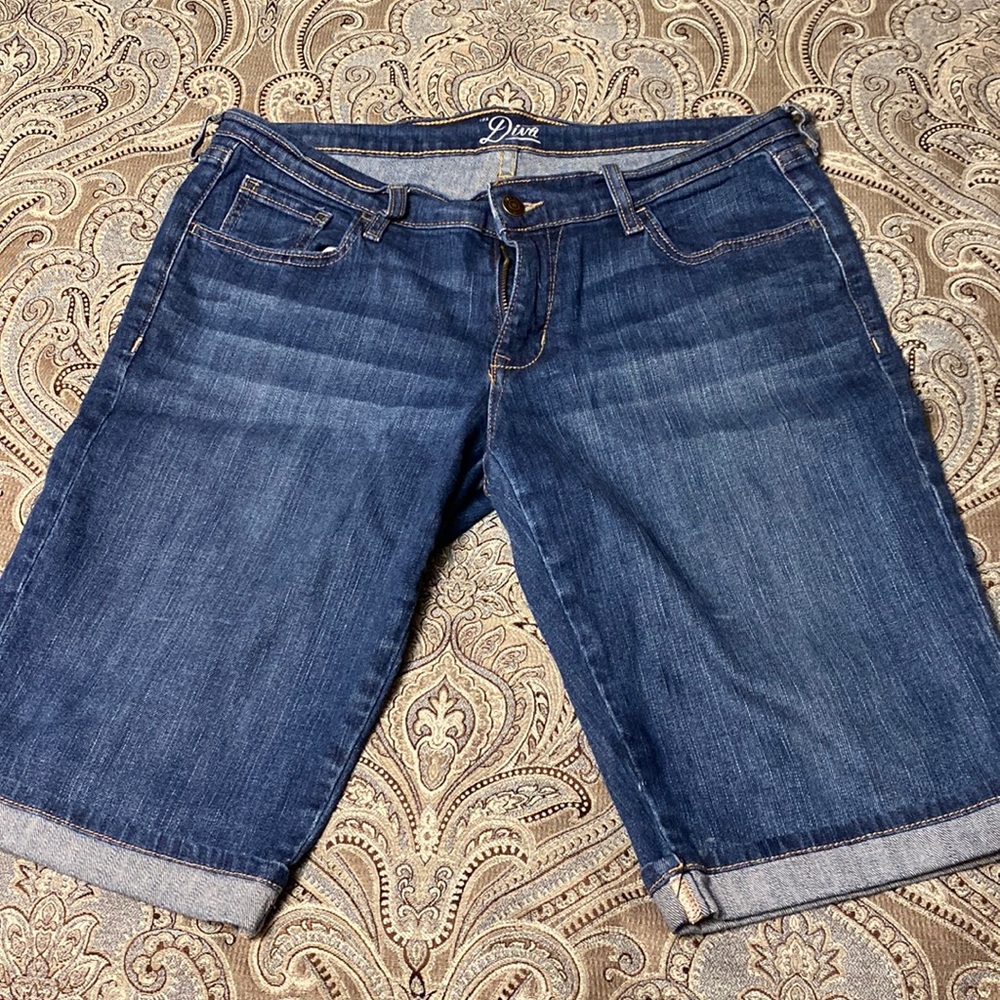 Old Navy diva Bermuda jean shorts. Size 10